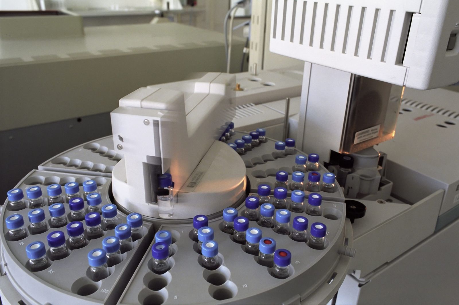 Analytical instrument with autosampler vials